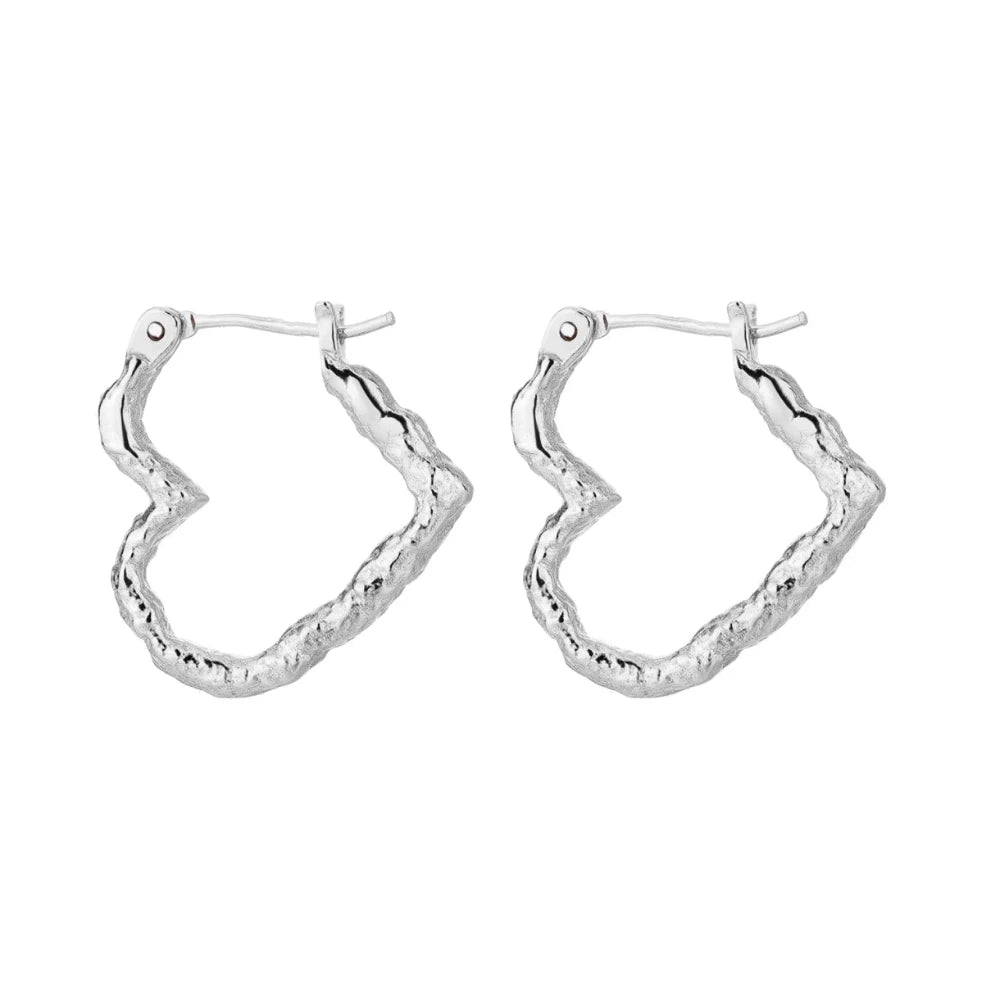 Zefina Denmark / Øreringe / Heart / Stor / Sølvbelagt.
Elegante hoops formet som store organiske hjerter.
