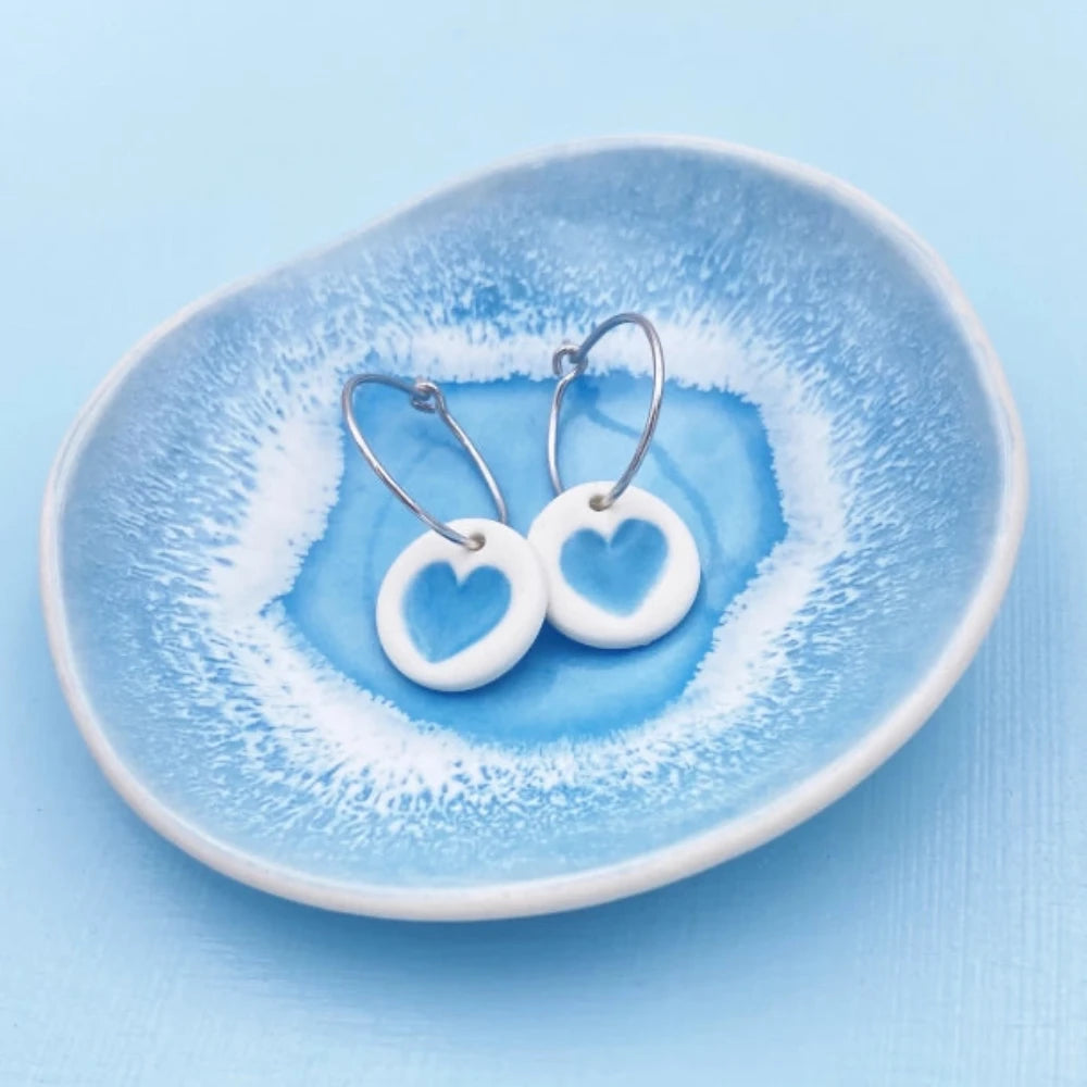 By Gabay / Øreringe / Porcelænshjerte / Lyseblå / Sterlingsølv