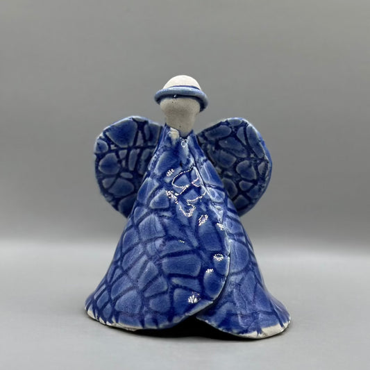 Håndlavet Engel / Porcelæn / Blå. - Håndlavet engel i porcelæn forfra.