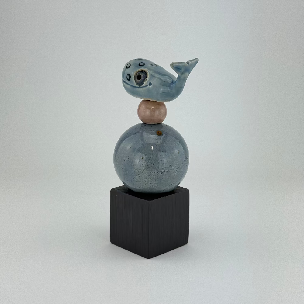 Keramik kunstfigur med blå hval og kugler