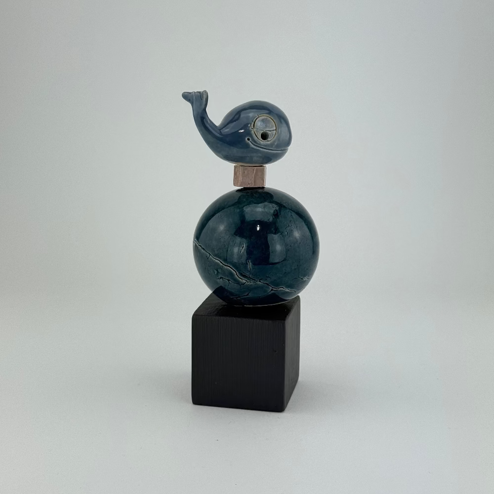 Dekorativ keramik kunstfigur med blå hval
