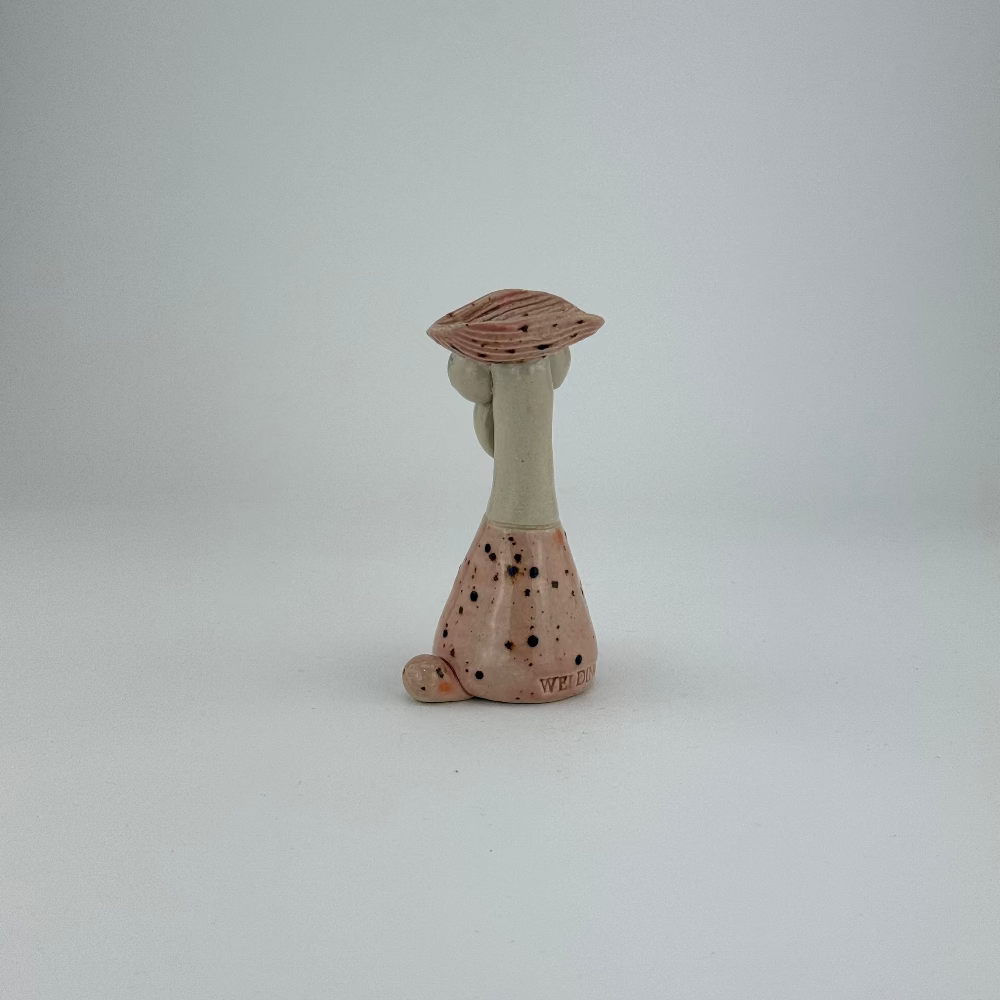Keramisk figur med prikker - set fra ryggen 
