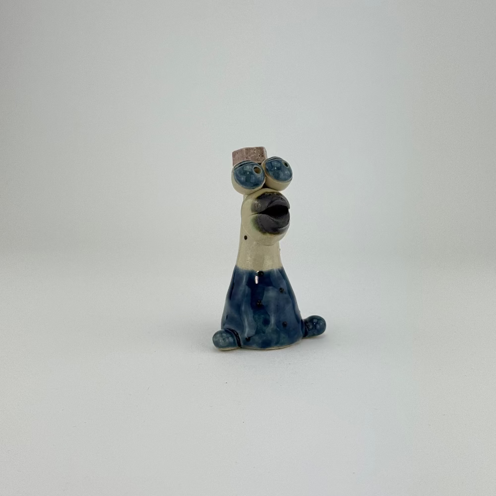 Dekorativ kunstfigur i keramik – fugl med store øjne