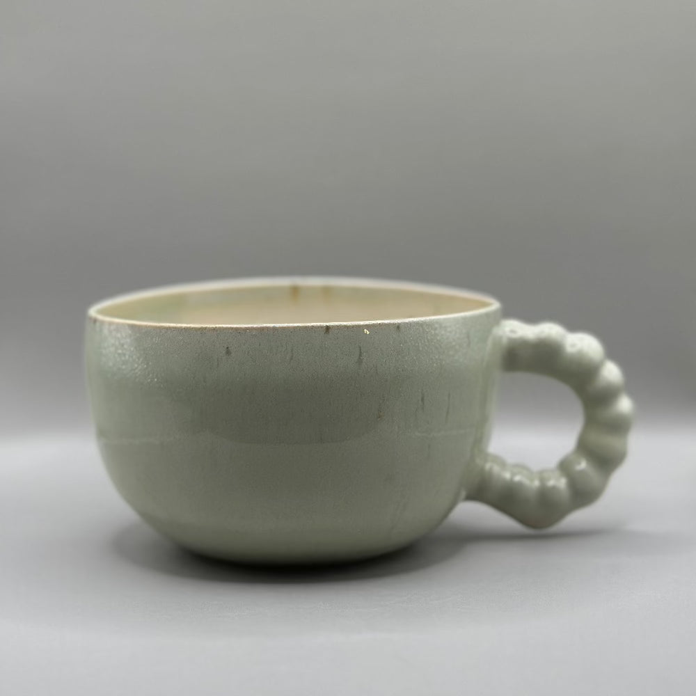 Krus / Keramik / Lys Mintgrøn. - Krus i keramik fra siden.