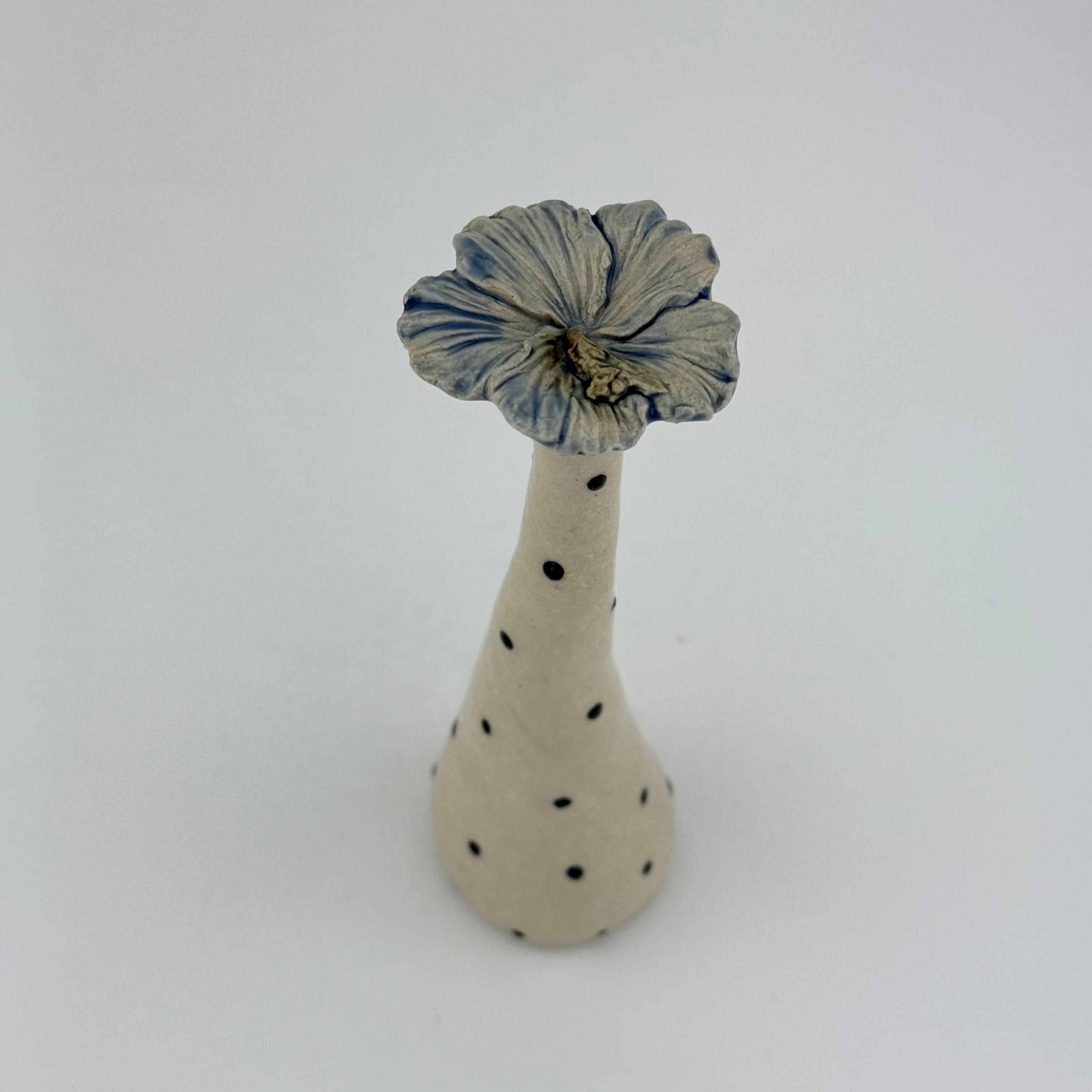 Blå keramikblomst