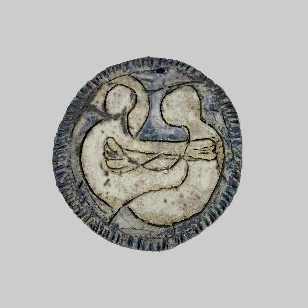 Keramikophæng / Favntag / Stentøj / Kirsten Thilsing Hansen. Unika keramikophæng med motiv af to figurer i favntag.
