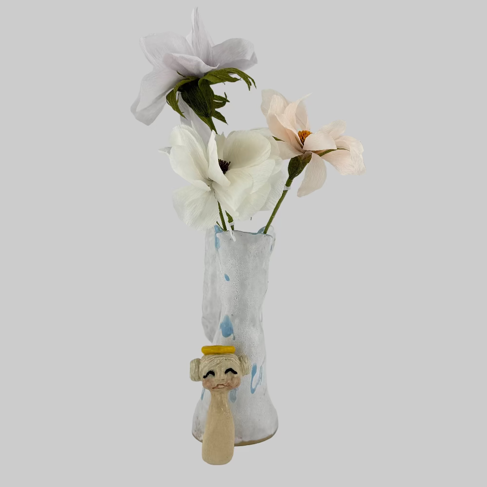 Vase i keramik / Lysestage / Engel med lyst hår / Keramikboblen. Lille keramikengel med smukke glasurer – perfekt til lys eller blomster.