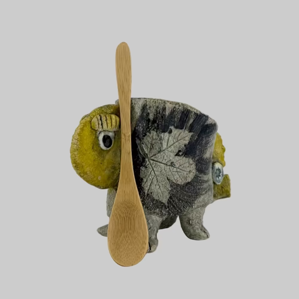 Saltkar fabeldyr / No. 12. Håndlavet saltkar i keramik fra Ginette Wien med ske og finurligt fabeldyr.