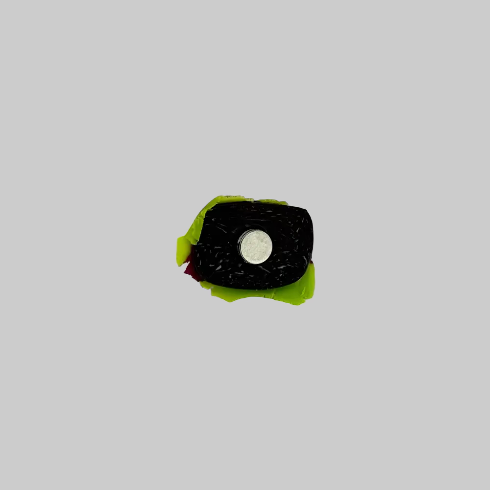 Magnet / Smørrebrød m. flæskesteg / Maria Ortmann. Miniature smørrebrød med flæskesteg som magnet.