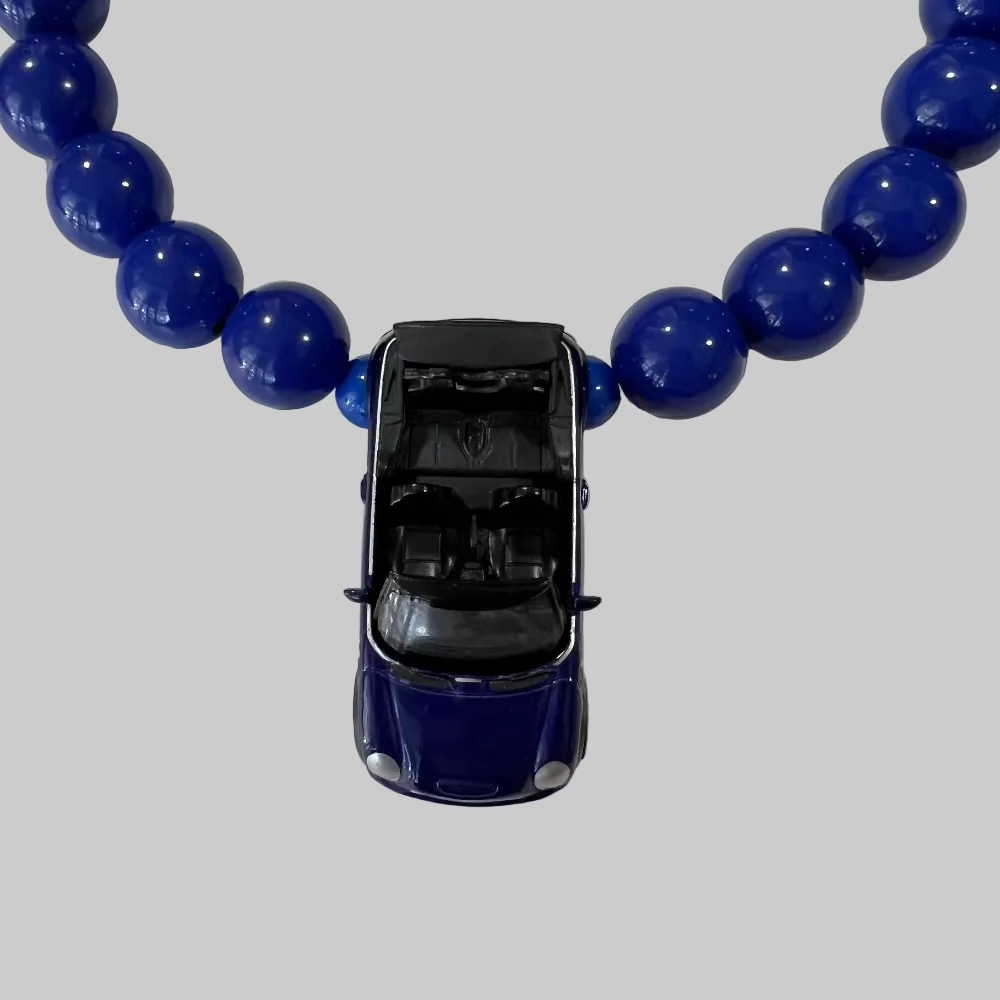Halskæde / Bil / Mini Cooper-inspireret / Store blå perler. Håndlavet halskæde med bil vedhæng – cool og anderledes smykkedesign med store plastikperler.