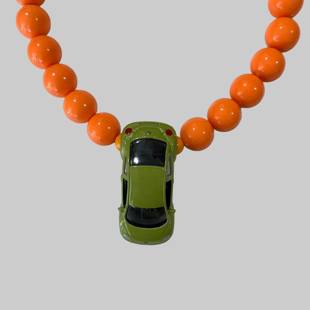 Halskæde / Bil / folkevogn boble-inspireret / Store orange perler. Håndlavet halskæde med bil vedhæng – cool og anderledes smykkedesign med store plastikperler.
