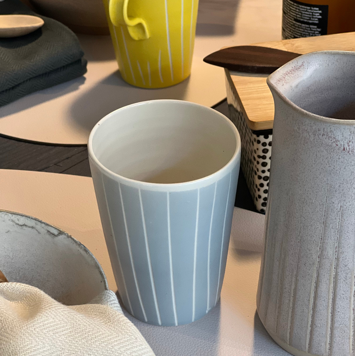 Krus / Hvide striber / Keramik