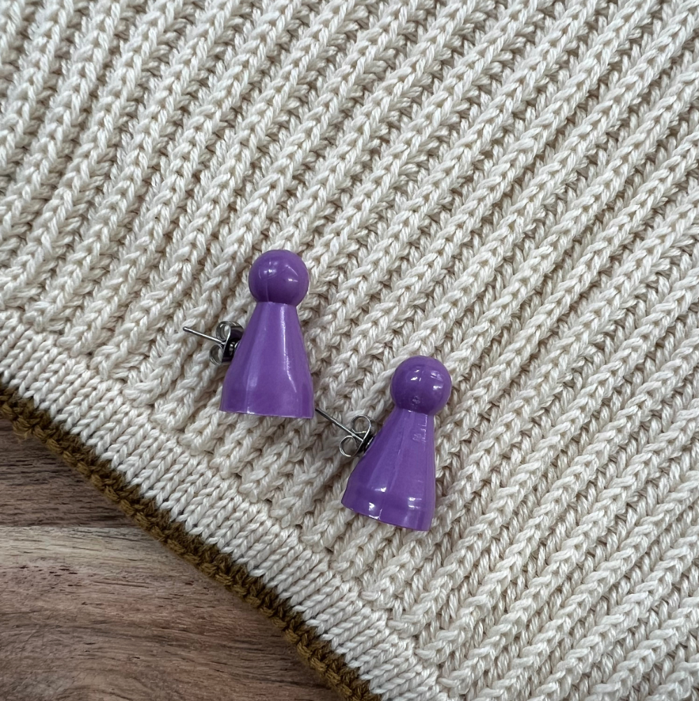 Ludobrikker ørestikker / Lilla. Sjove øreringe med ludobrikker – unikke upcyclede smykker i plastik. 