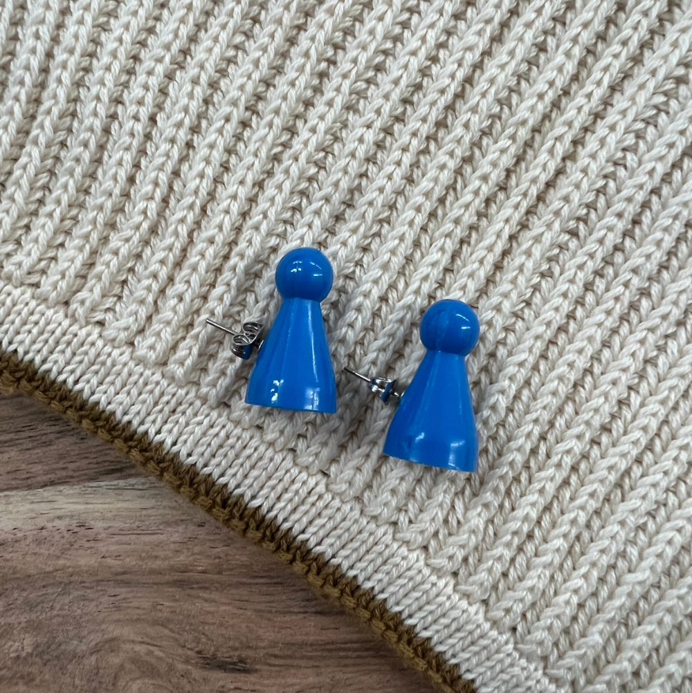 Ludobrikker øreringe / Blå. Håndlavede ørestikker med plast ludobrikker og stål – legende smykkedesign til brætspilselskeren.