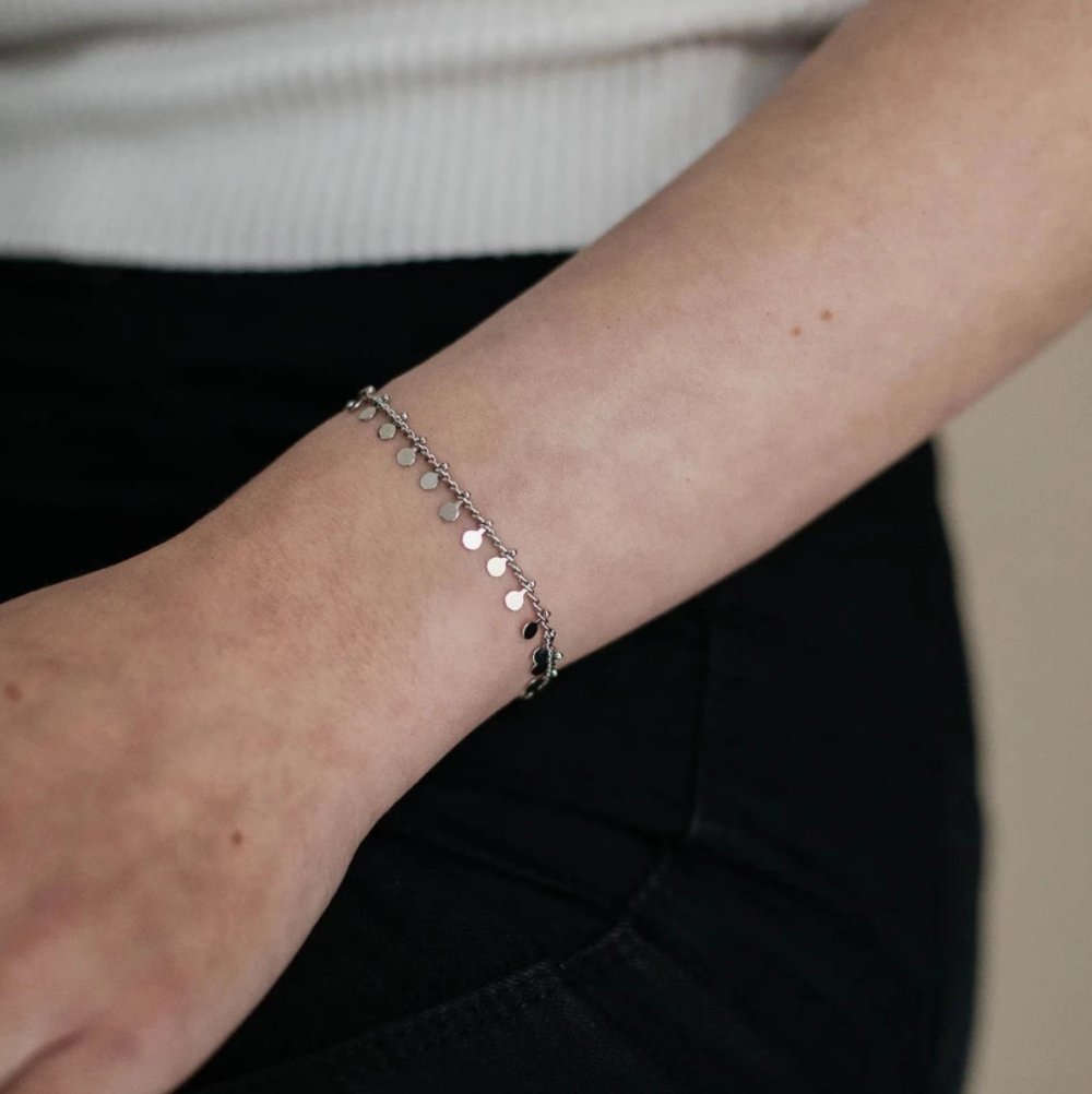 Jewelry by Grundled / Armbånd / Ave / Sølvbelagt.
Elegant armbånd med let og organisk design.