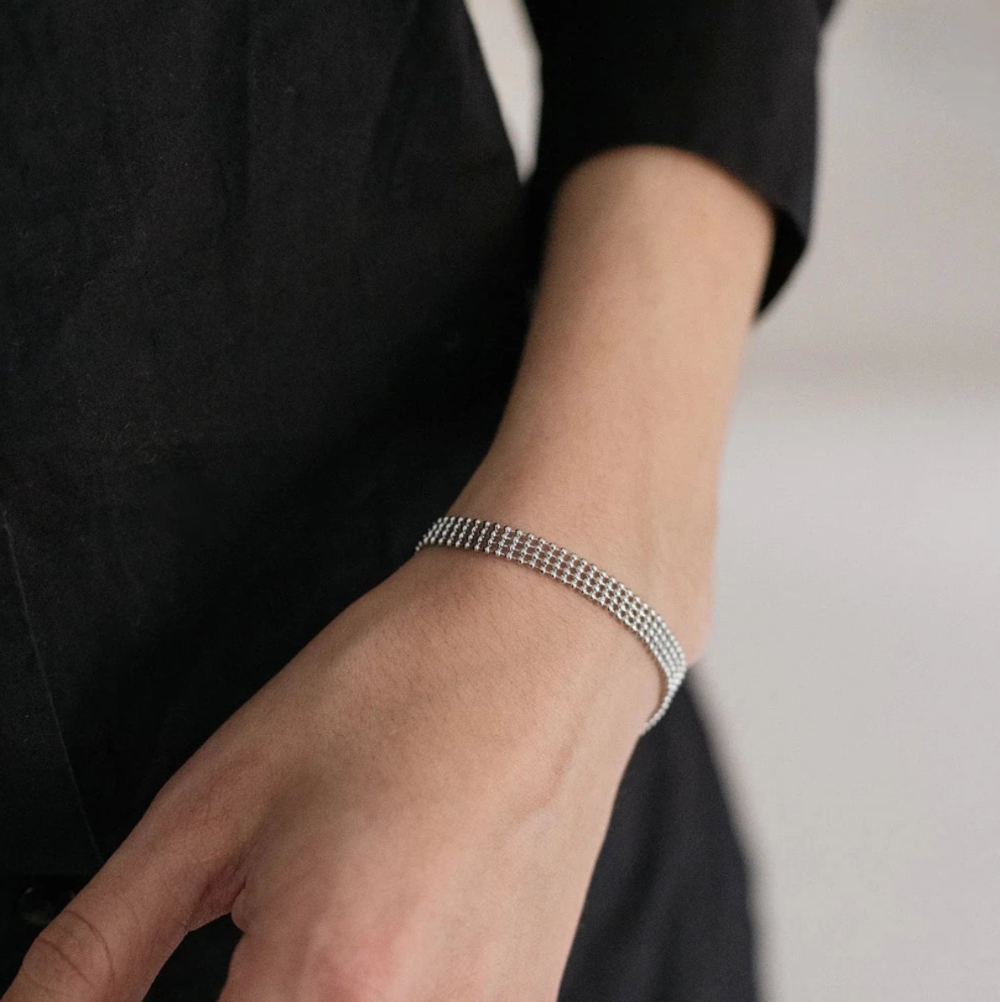 Jewelry by Grundled / Armbånd / Eden / Forsølvet.
Eden armbånd i sølvbelagt look med små kugledetaljer.
