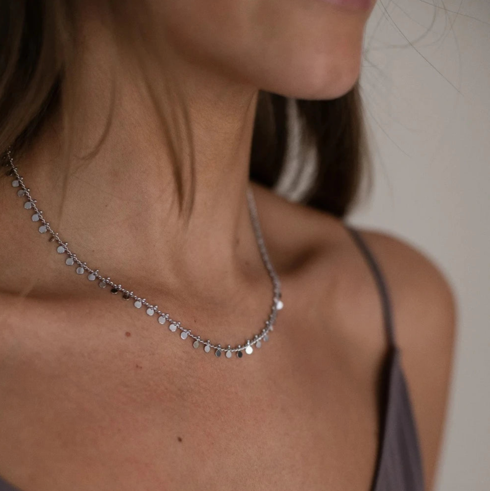 Jewelry by Grundled / Halskæde / Ave / Forsølvet.
Ave halskæde i sølvbelagt design med blanke detaljer.