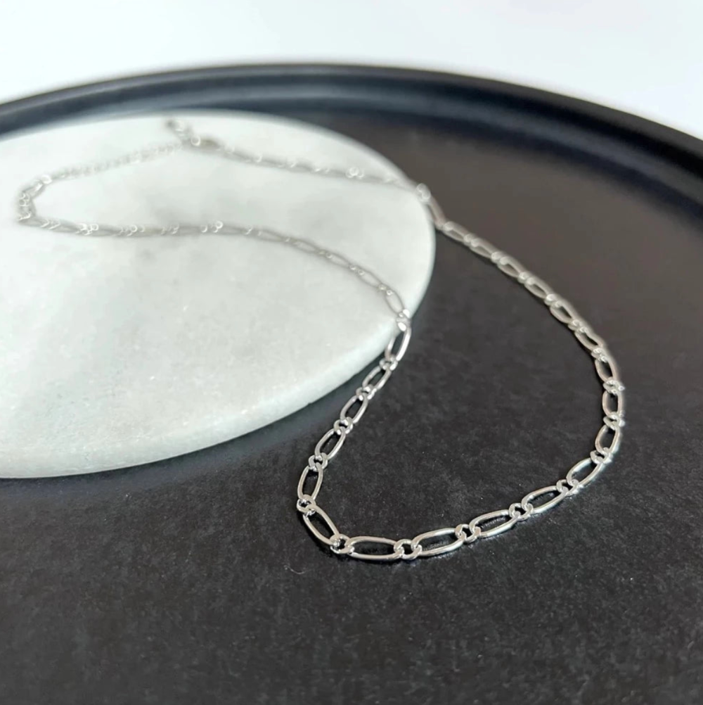 Jewelry by Grundled / Halskæde / Barbette / Forsølvet.
Barbette halskæde i sølvbelagt design med aflange led.