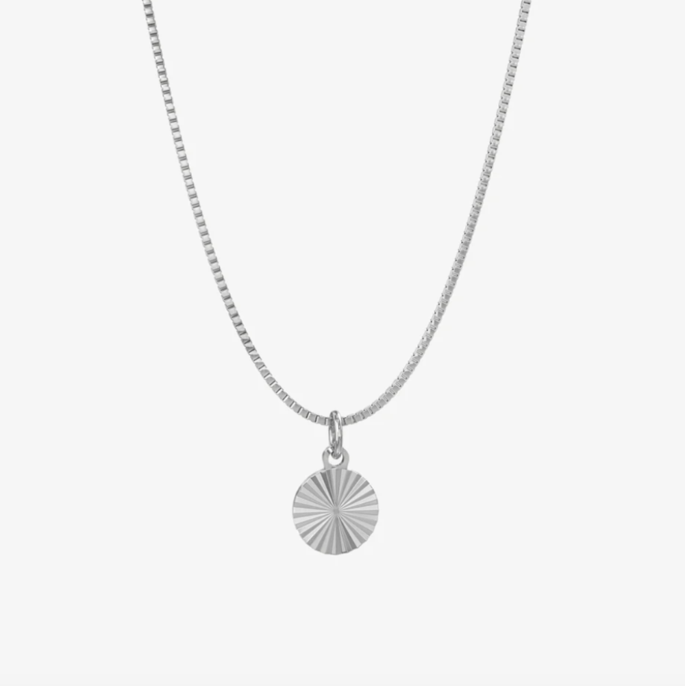 Jewelry by Grundled / Halskæde / Scarlett / Forsølvet.
Sølvbelagt Scarlett halskæde med rundt vedhæng fra Grundled.