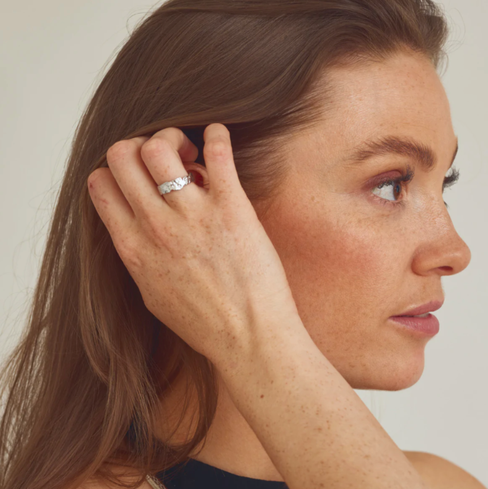 Jewelry by Grundled / Ring / Nina / Forsølvet.
Moderne sølvbelagt ring med asymmetrisk form.