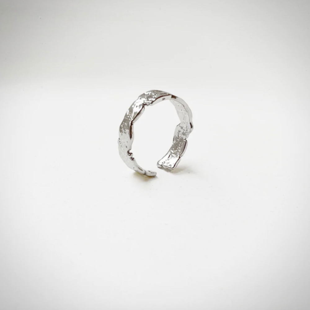 Jewelry by Grundled / Ring / Nina / Forsølvet.
Elegant sølvbelagt statement ring med banket overflade.
