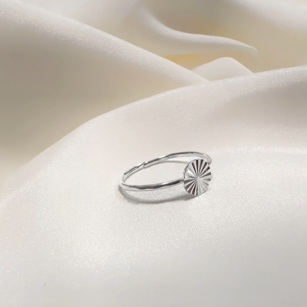 Jewelry by Grundled / Ring / Scarlett / Forsølvet.
Minimalistisk sølvbelagt ring med blank overflade.