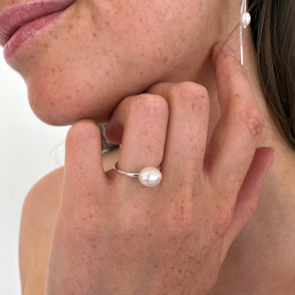 Jewelry by Grundled / Ring / Vega / Forsølvet.
Elegant sølvbelagt perlering med hvid ferskvandsperle.