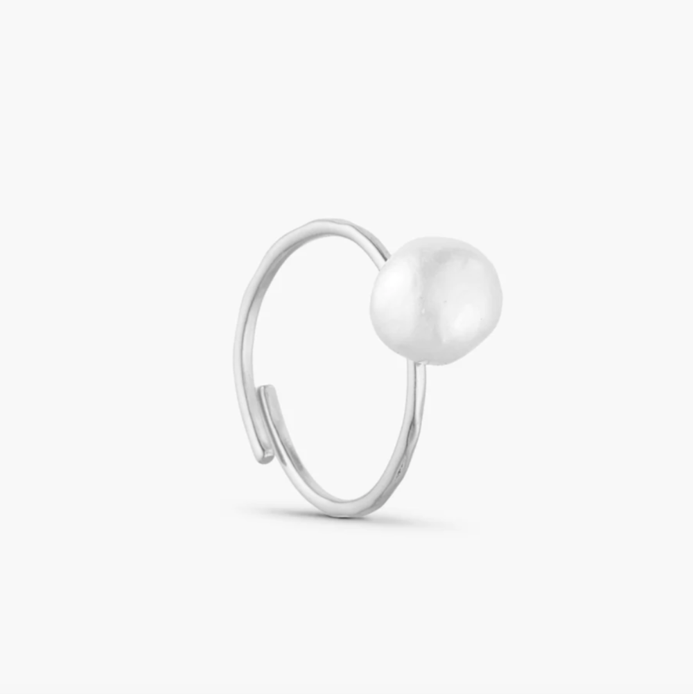 Jewelry by Grundled / Ring / Vega / Forsølvet.
Sølvbelagt Vega ring med ferskvandsperle fra Grundled.
