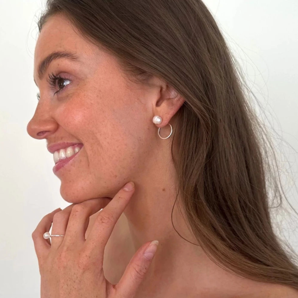 Jewelry by Grundled / Øreringe / Vega / Forsølvet.
Moderne Vega øreringe i sølvbelagt med ægte ferskvandsperler.