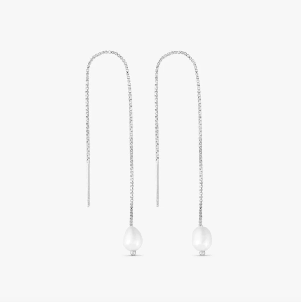 Jewelry by Grundled / Øreringe / Kæde / Gaia / Forsølvet.
Sølvbelagte Gaia kædeøreringe med ferskvandsperler fra Jewelry by Grundled.