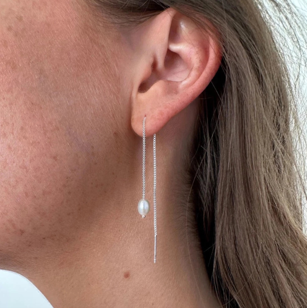Jewelry by Grundled / Øreringe / Kæde / Gaia / Forsølvet.
Minimalistiske Gaia kædeøreringe i sølvbelagt design.