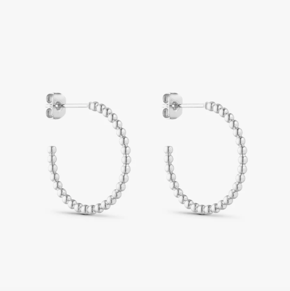 Jewelry by Grundled / Ørestikker / London / Mellem / Forsølvet.
Mellem sølvbelagte London hoops fra Grundled med kugledetaljer.