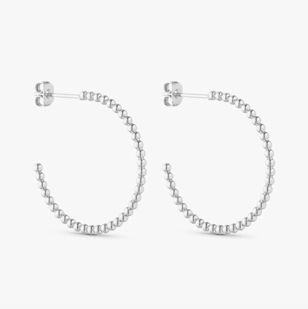 Jewelry by Grundled / Ørestikker / London / Stor / Forsølvet.
Store sølvbelagte London hoops fra Grundled med kugledetaljer.