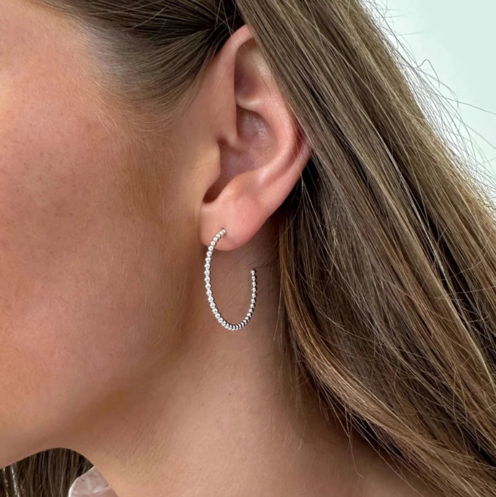Jewelry by Grundled / Ørestikker / London / Stor / Forsølvet.
Elegante sølvbelagte hoops med små blanke kugler.