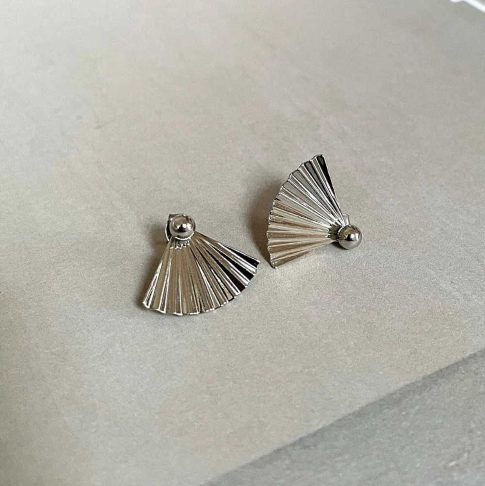 Jewelry by Grundled / Ørestikker / Luna / Forsølvet.
Moderne sølvbelagte Luna øreringe med art deco look.
