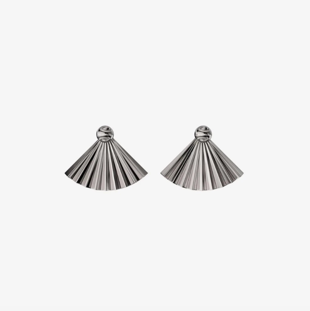 Jewelry by Grundled / Ørestikker / Luna / Forsølvet.
Sølvbelagte Luna ørestikker fra Grundled med grafisk viftdesign.