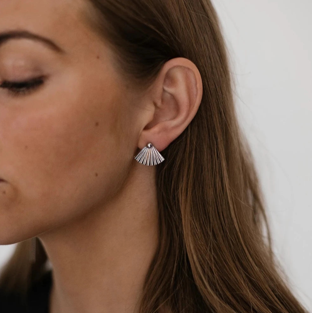 Jewelry by Grundled / Ørestikker / Luna / Forsølvet.
Elegante sølvbelagte ørestikker med blank vifteform.