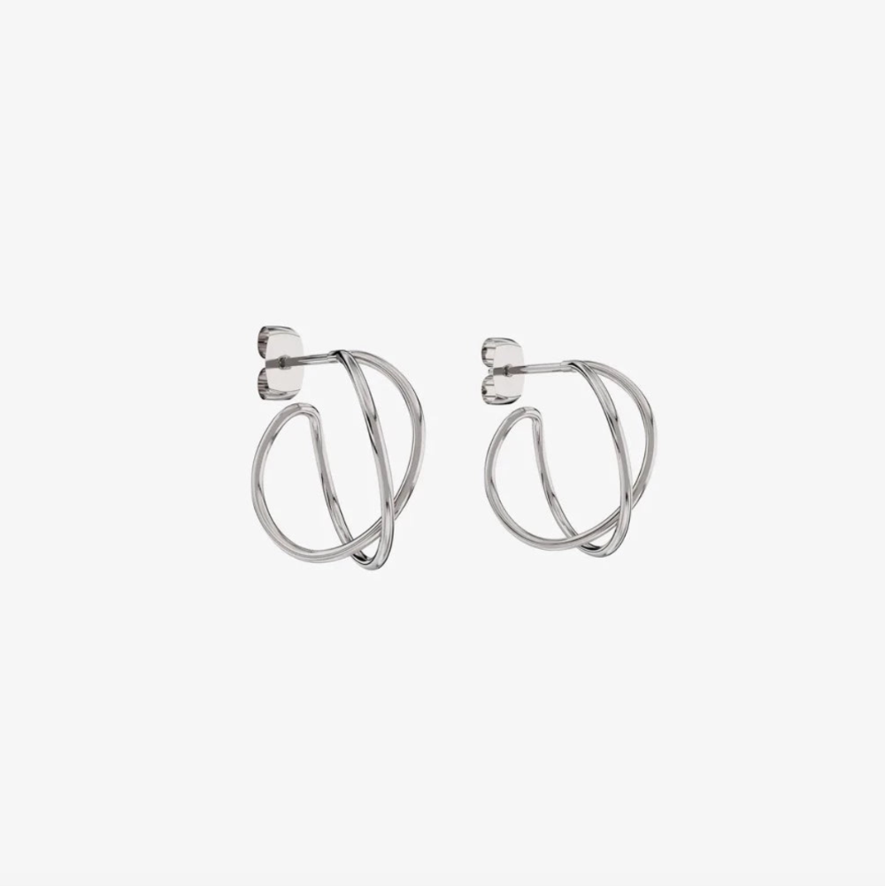 Jewelry by Grundled / Ørestikker / Mia / Lille / Forsølvet.
Små sølvbelagte Mia hoops fra Grundled i minimalistisk design.