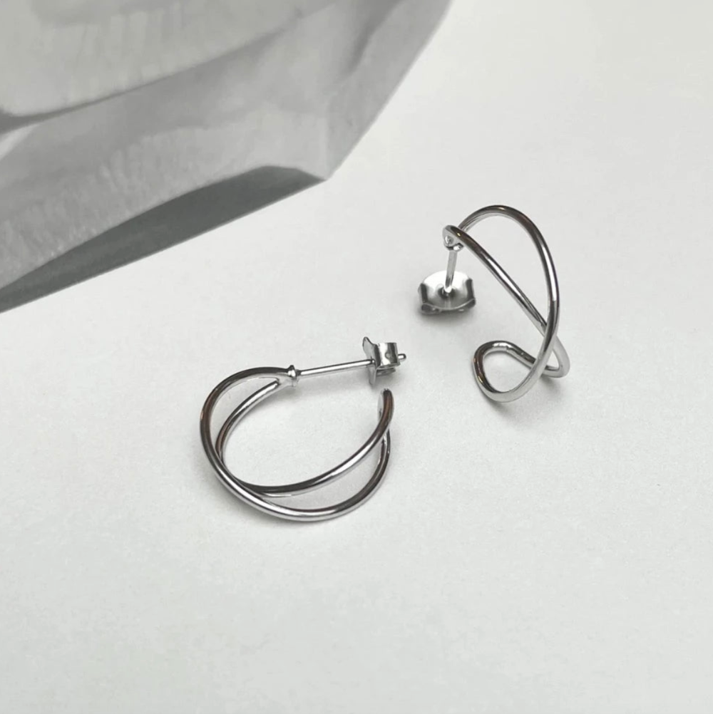 Jewelry by Grundled / Ørestikker / Mia / Lille / Forsølvet.
Moderne sølvbelagte Mia øreringe med stilrent design.