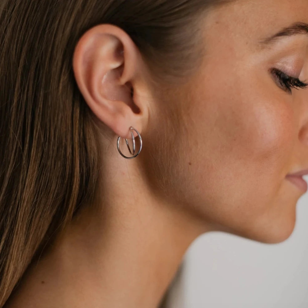 Jewelry by Grundled / Ørestikker / Mia / Lille / Forsølvet.
Elegante sølvbelagte hoops med dobbelt look.