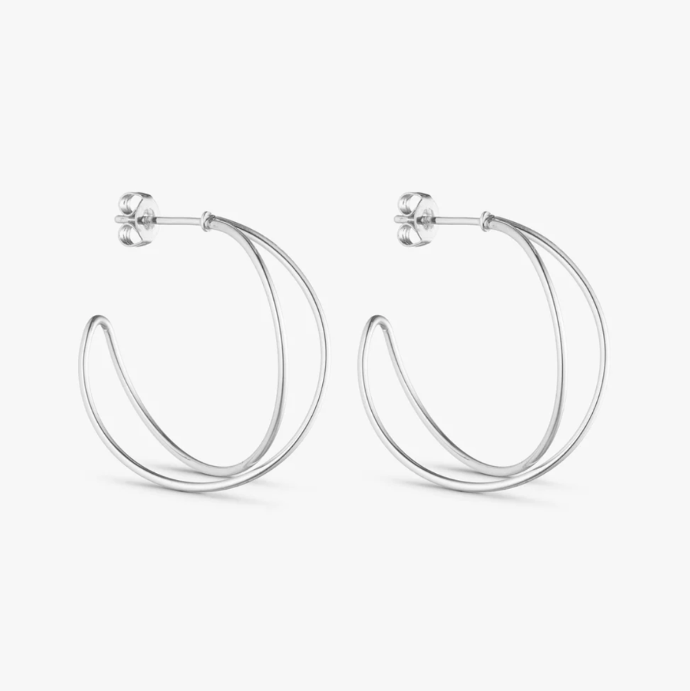 Jewelry by Grundled / Ørestikker / Mia / Stor / Forsølvet.
Store sølvbelagte Mia hoops fra Grundled i minimalistisk design.