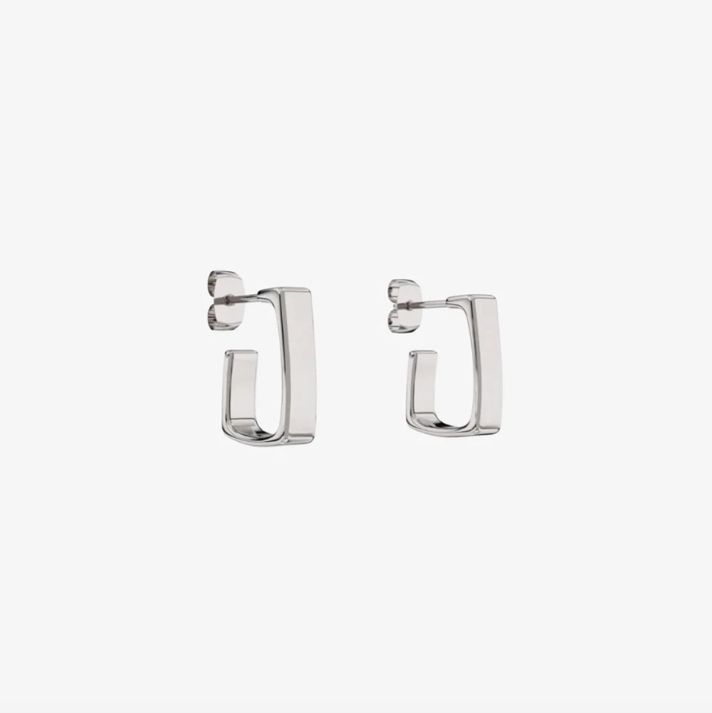 Jewelry by Grundled / Ørestikker / Olivia / Forsølvet.
Sølvbelagte Olivia ørestikker fra Grundled i minimalistisk design.