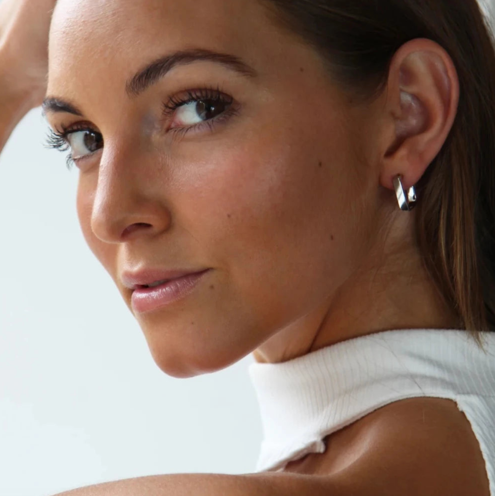 Jewelry by Grundled / Ørestikker / Olivia / Forsølvet.
Elegante sølvbelagte øreringe med grafisk form.