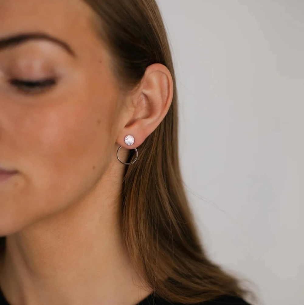 Jewelry by Grundled / Ørestikker / Scarlett / Forsølvet.
Elegante sølvbelagte ørestikker med grafiske cirkler.