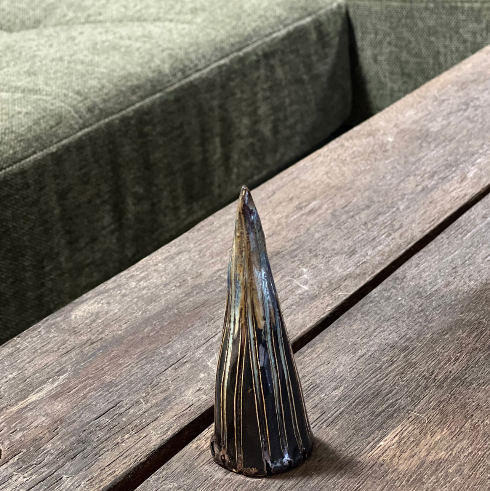 RG Ceramic / Juletræ / Lille / Keramik / Mørk.
Lille håndlavet juletræ i mørk keramik med struktur.
