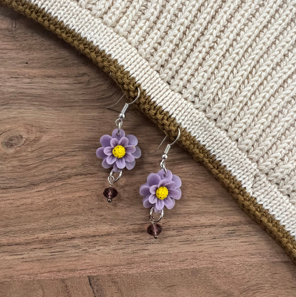 Øreringe / Blomst m. perle / Lille / Lilla. Øreringe med blomster og perle – romantisk og sommerligt smykkedesign i plastik.