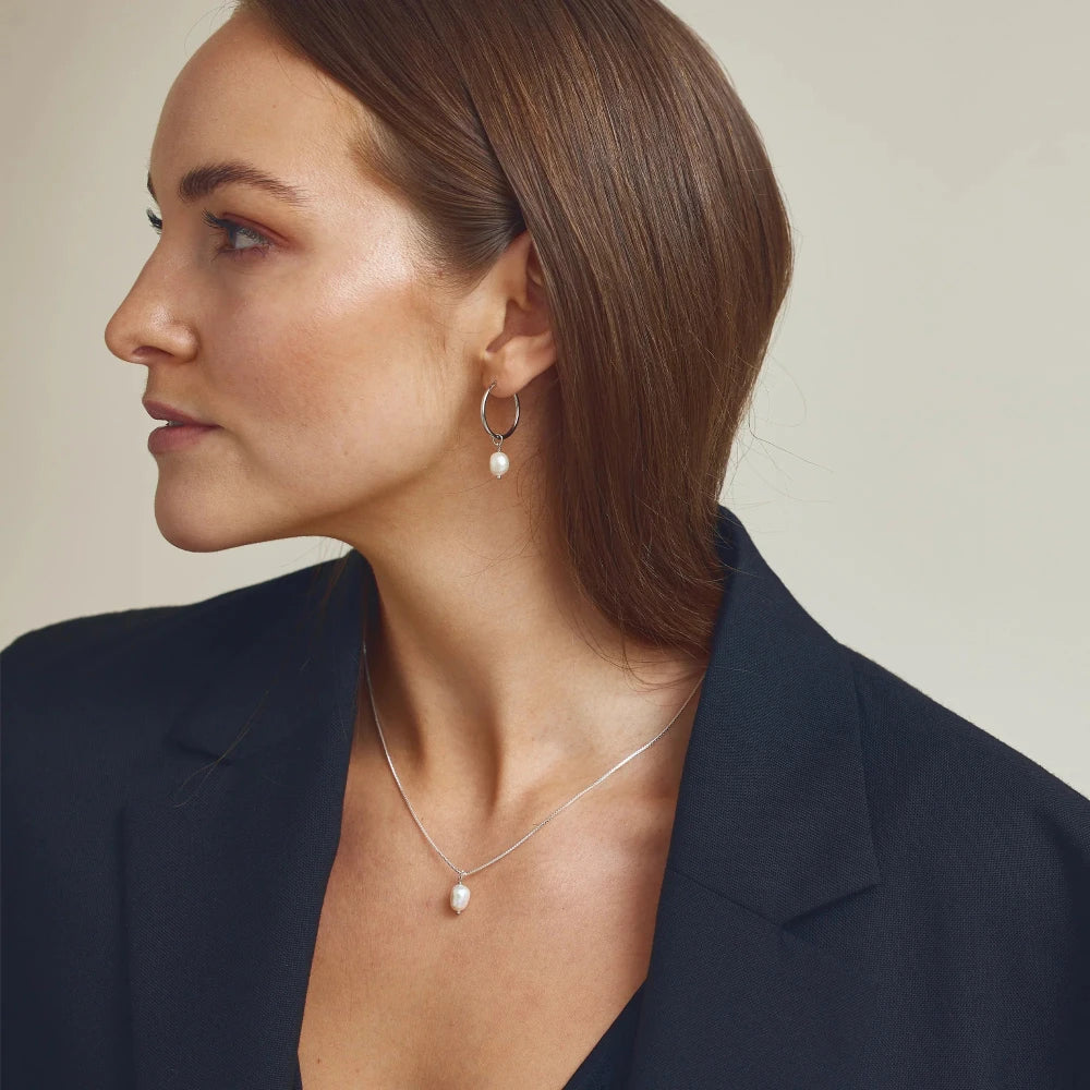 Jewelry by Grundled / Halskæde / Lea / Forsølvet.
Elegant sølvbelagt halskæde med hvid ferskvandsperle.