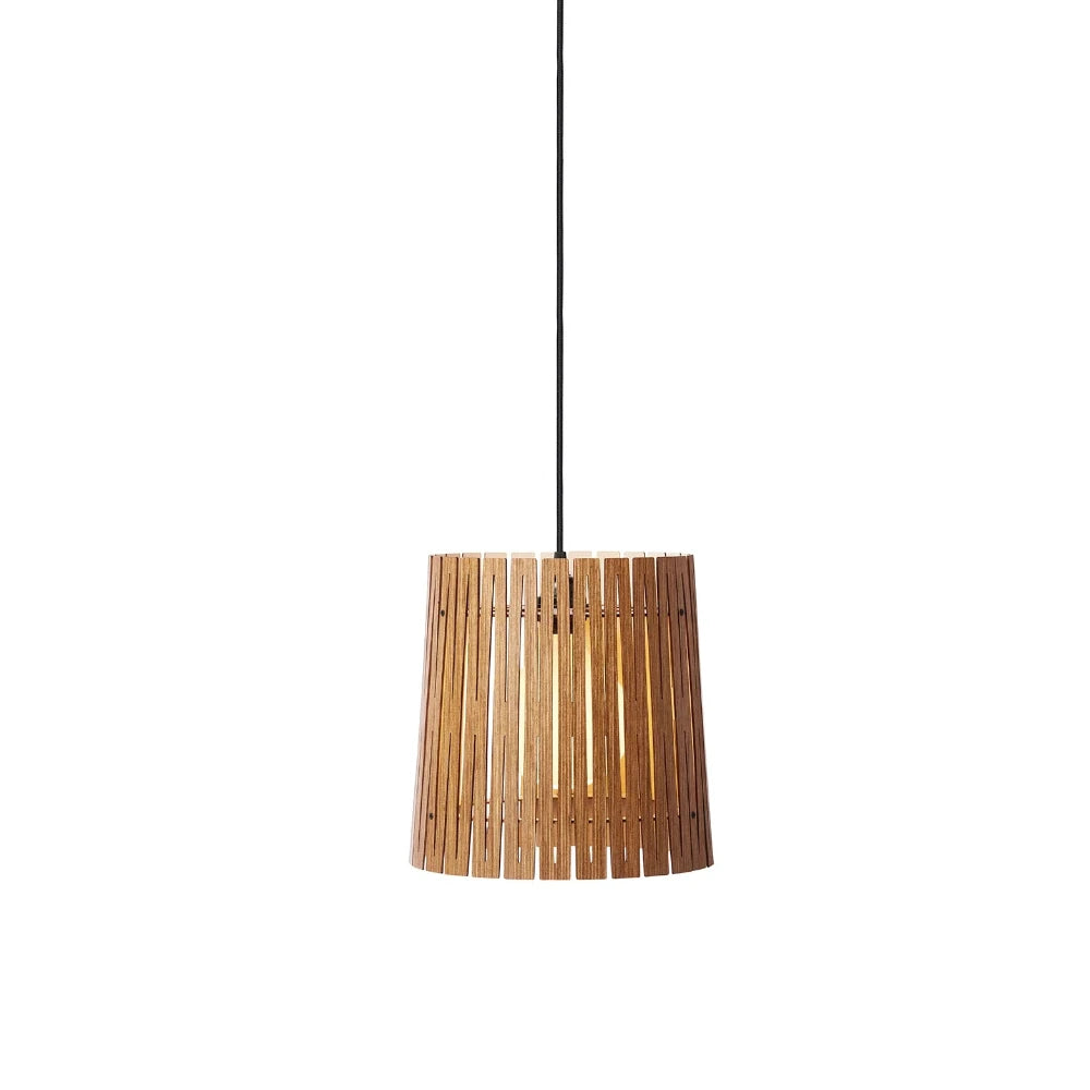 NKJ Design / Pendellampe / WOOD TWO / Birch Wheat Brown.
Moderne trælampe i brun til stue, køkken eller entré.