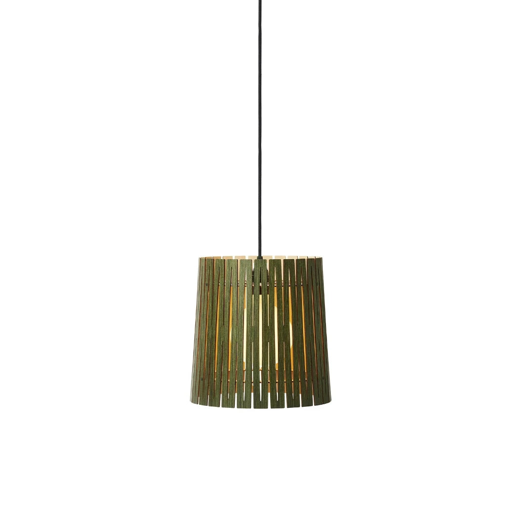 NKJ Design / Pendellampe / WOOD TWO / Birch Forest Green.
Moderne trælampe i mørkegrøn til stue, køkken eller entré.