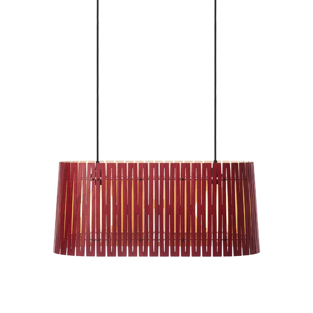 NKJ Design / Pendellampe / WOOD THREE / Birch Wine Red.
Moderne trælampe i vinrød til spisebord eller langbord.